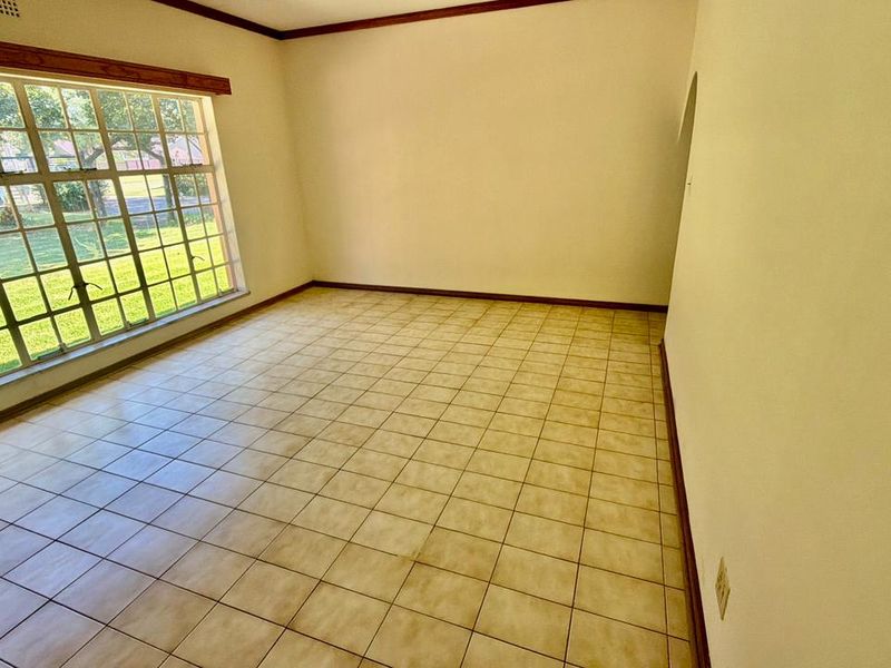 Spacious 5-Bedroom Family Home with Business Potential - Photo 4