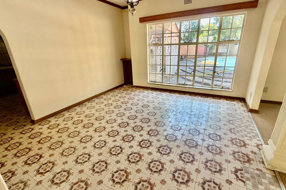 Spacious 5-Bedroom Family Home with Business Potential - Photo 5