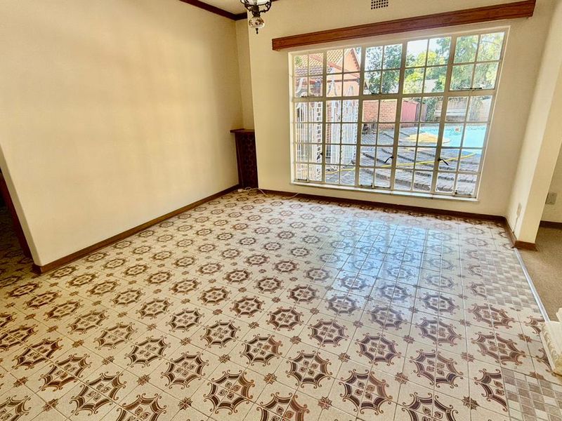 Spacious 5-Bedroom Family Home with Business Potential - Photo 5