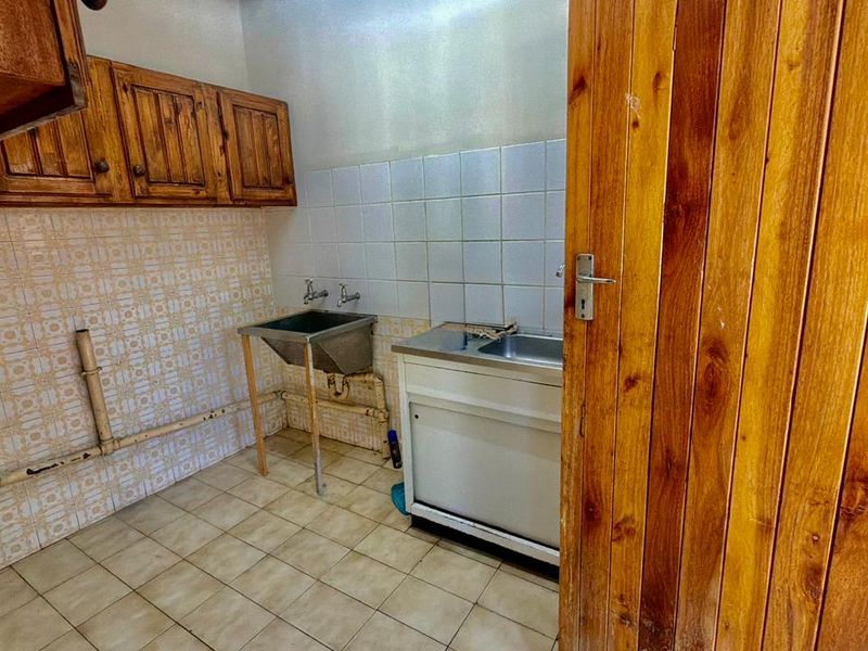 Spacious 5-Bedroom Family Home with Business Potential - Photo 10