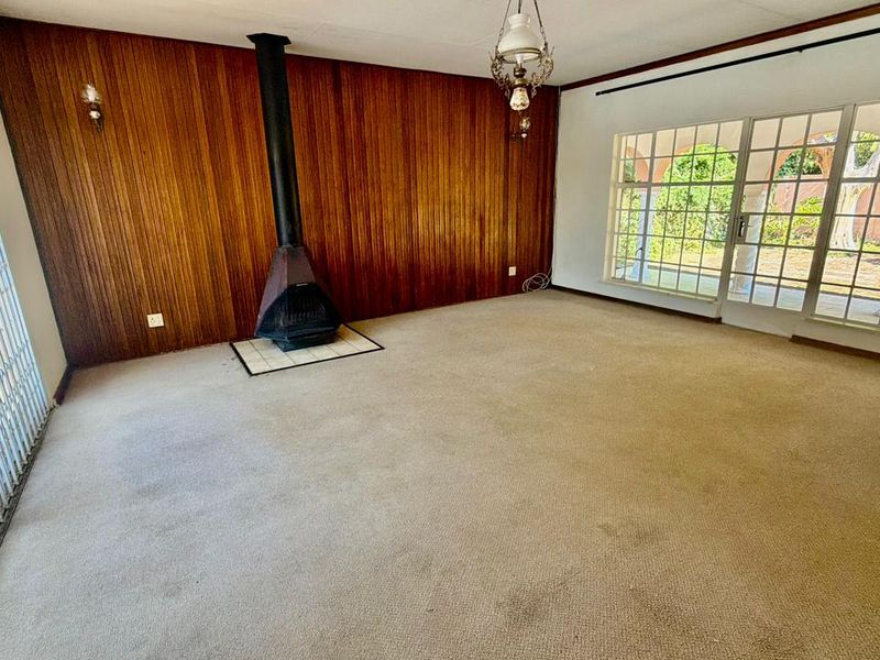 Spacious 5-Bedroom Family Home with Business Potential - Photo 3