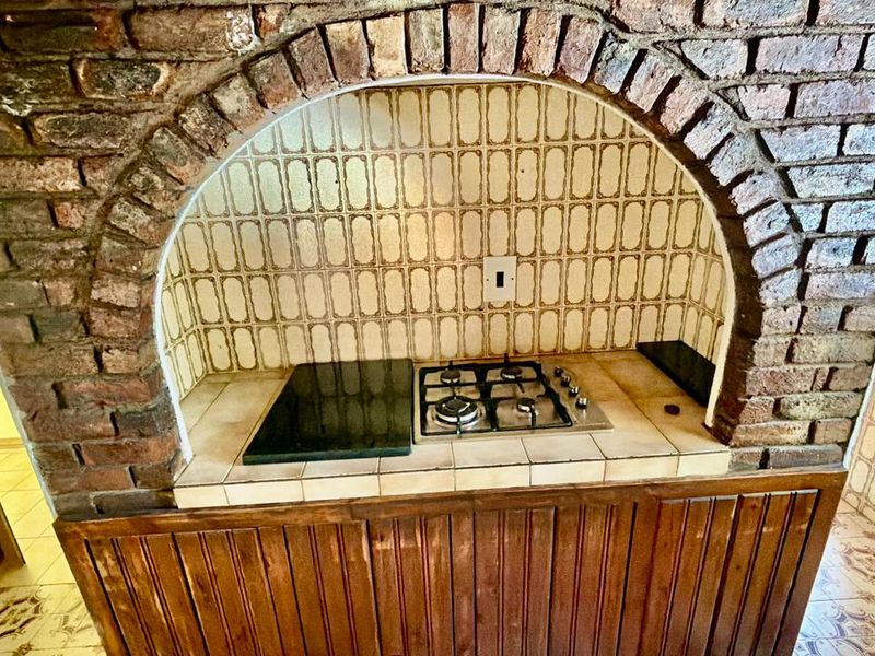 Spacious 5-Bedroom Family Home with Business Potential - Photo 8