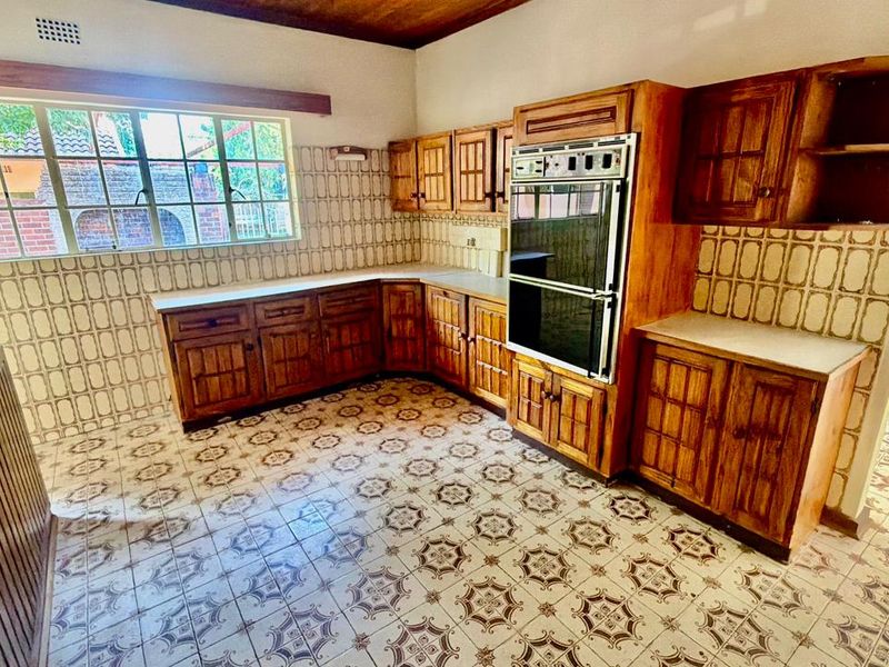 Spacious 5-Bedroom Family Home with Business Potential - Photo 9