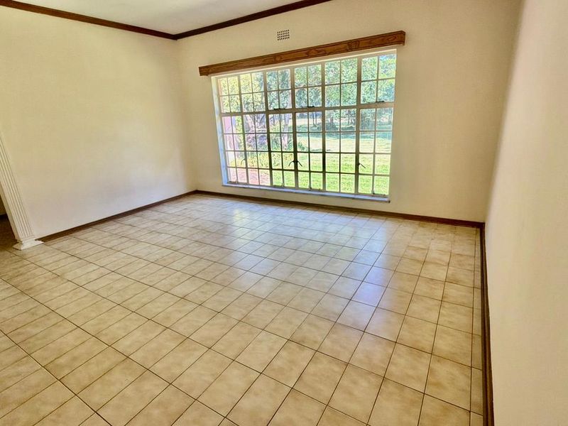 Spacious 5-Bedroom Family Home with Business Potential - Photo 6