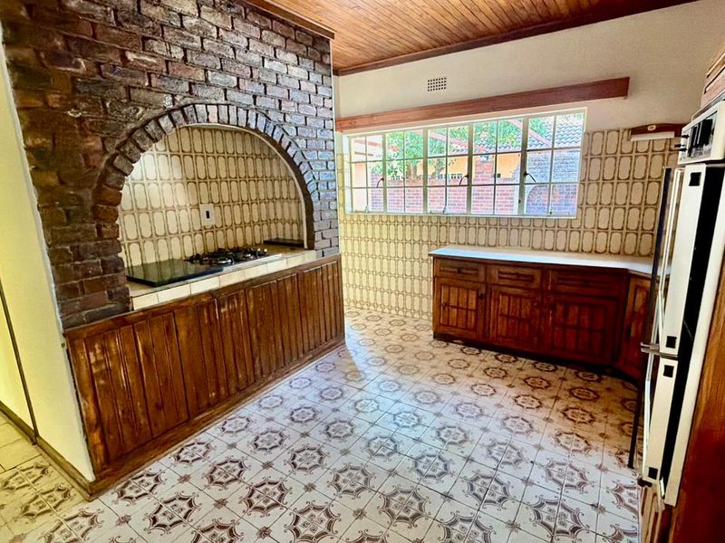 Spacious 5-Bedroom Family Home with Business Potential - Photo 7