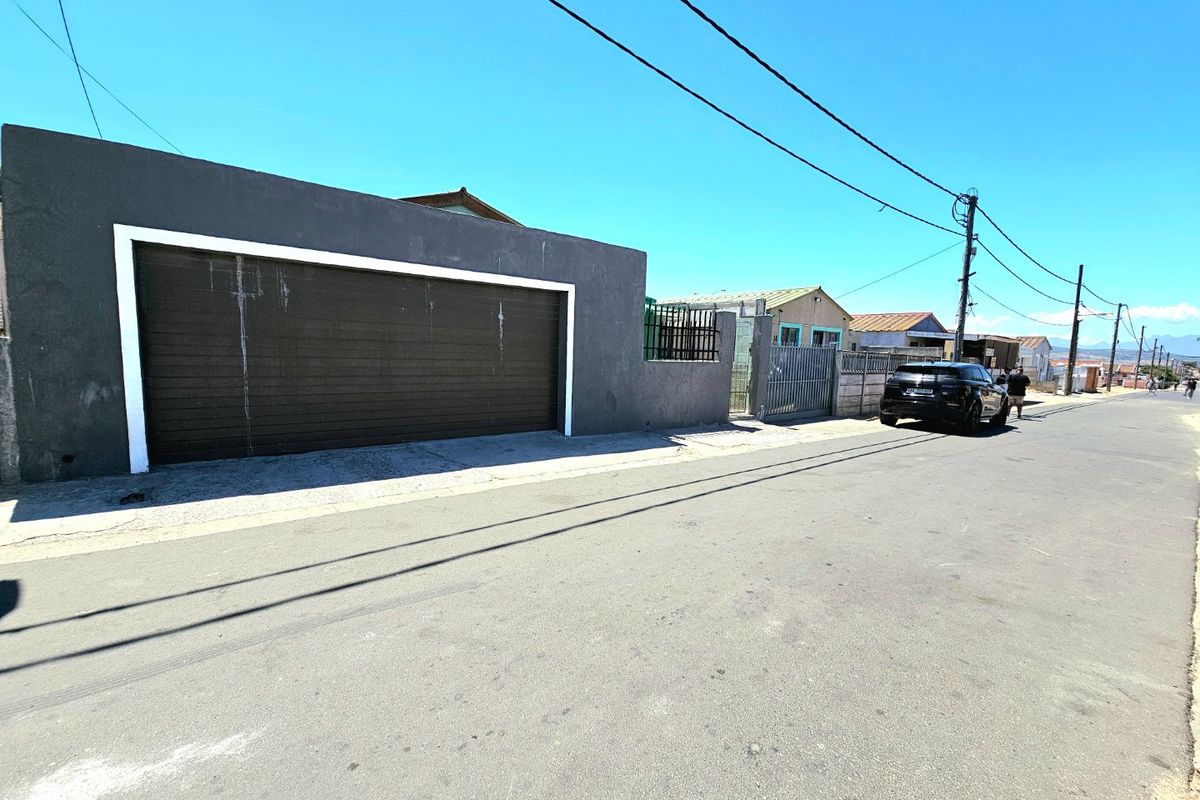 Neat, spacious three bedroom house, fully enclosed - Photo 5