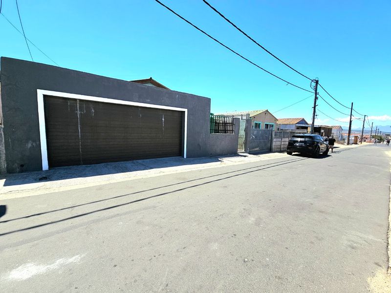 Neat, spacious three bedroom house, fully enclosed - Photo 5