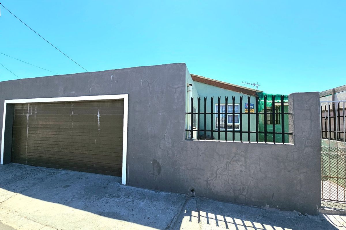 Neat, spacious three bedroom house, fully enclosed - Photo 4