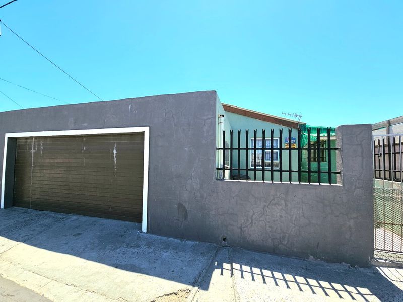 Neat, spacious three bedroom house, fully enclosed - Photo 4