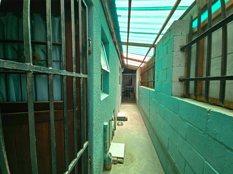 Neat, spacious three bedroom house, fully enclosed - Photo 10