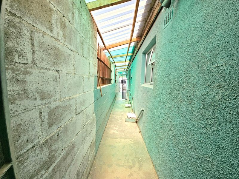 Neat, spacious three bedroom house, fully enclosed - Photo 7