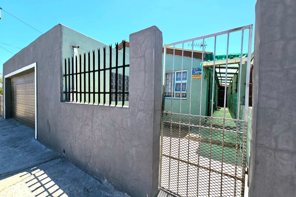 Neat, spacious three bedroom house, fully enclosed - Photo 3