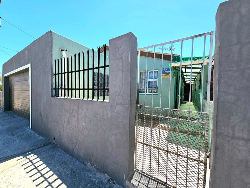 Neat, spacious three bedroom house, fully enclosed - Photo 3