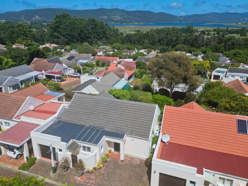 Freestanding 3-Bed, 2-Bath Cottage with Lagoon Views - Photo 3