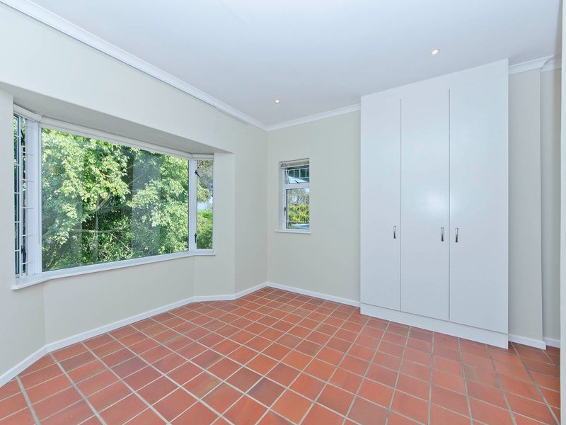 Freestanding 3-Bed, 2-Bath Cottage with Lagoon Views - Photo 10