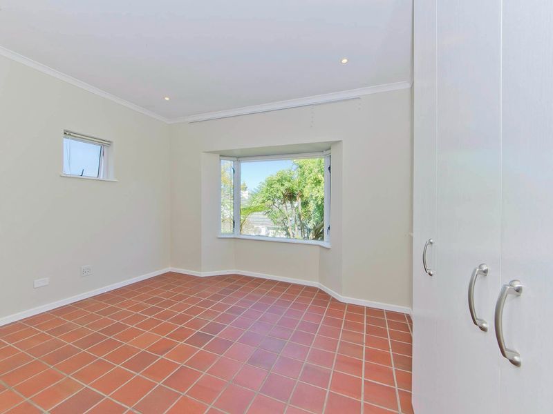 Freestanding 3-Bed, 2-Bath Cottage with Lagoon Views - Photo 7