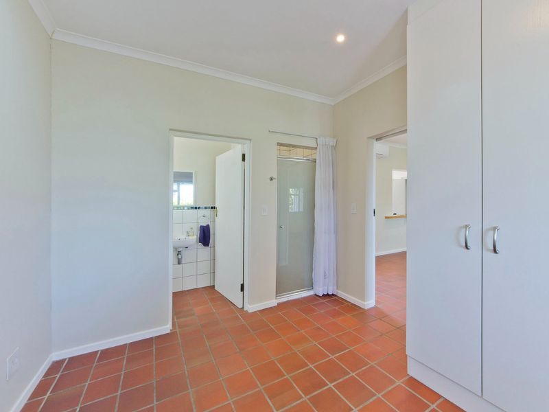 Freestanding 3-Bed, 2-Bath Cottage with Lagoon Views - Photo 6