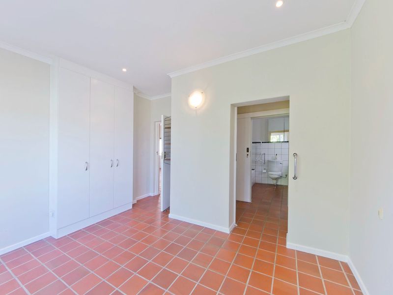 Freestanding 3-Bed, 2-Bath Cottage with Lagoon Views - Photo 5