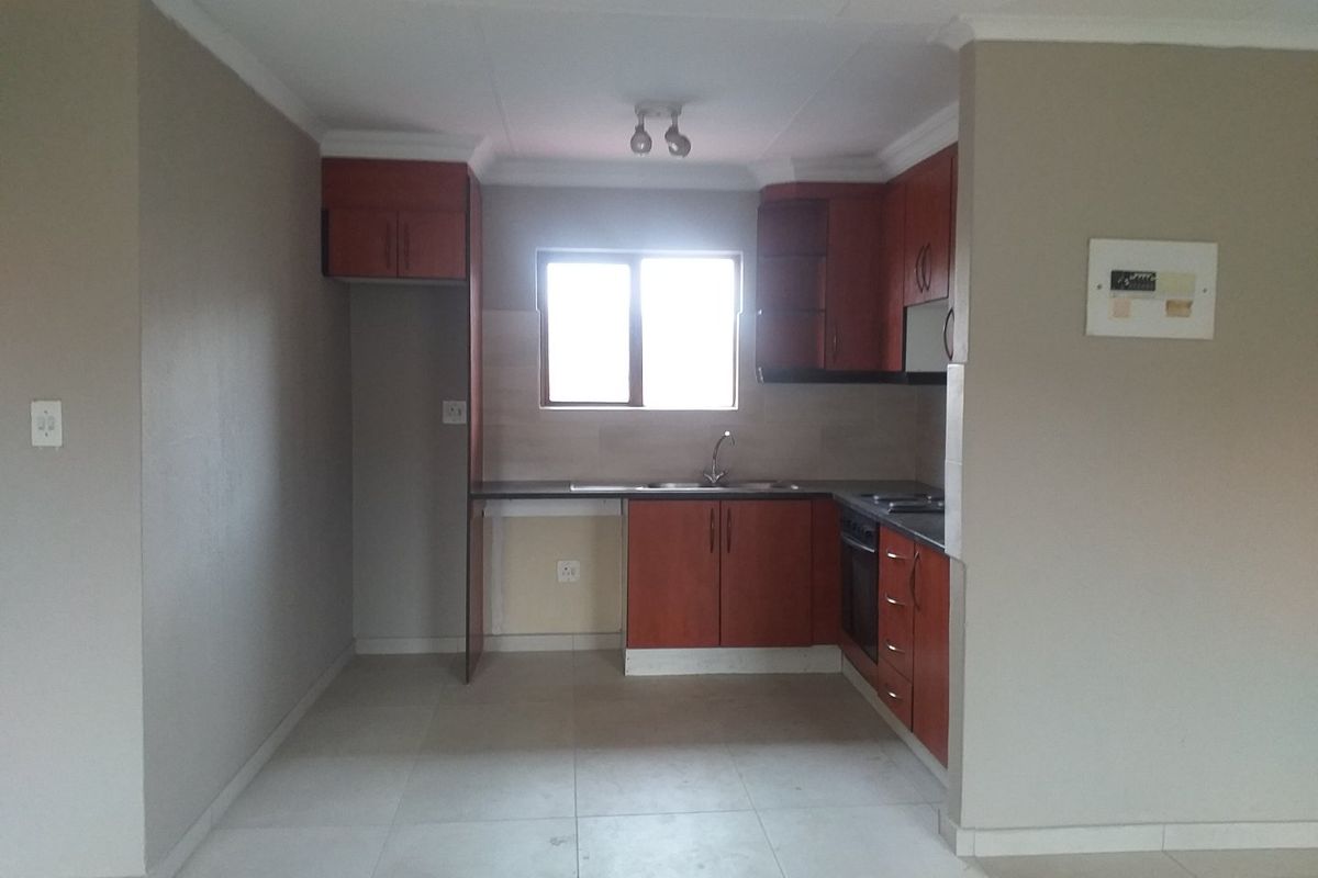 Northwold | 2 Bedroom 1 bathroom | Upstairs Apartment : Available Immediately or 1 July - Photo 4