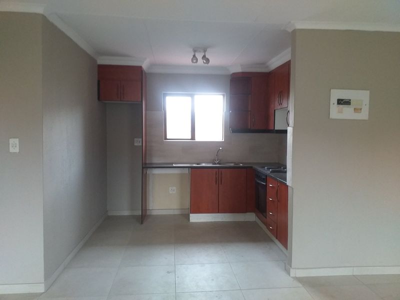 Northwold | 2 Bedroom 1 bathroom | Upstairs Apartment : Available Immediately or 1 July - Photo 4