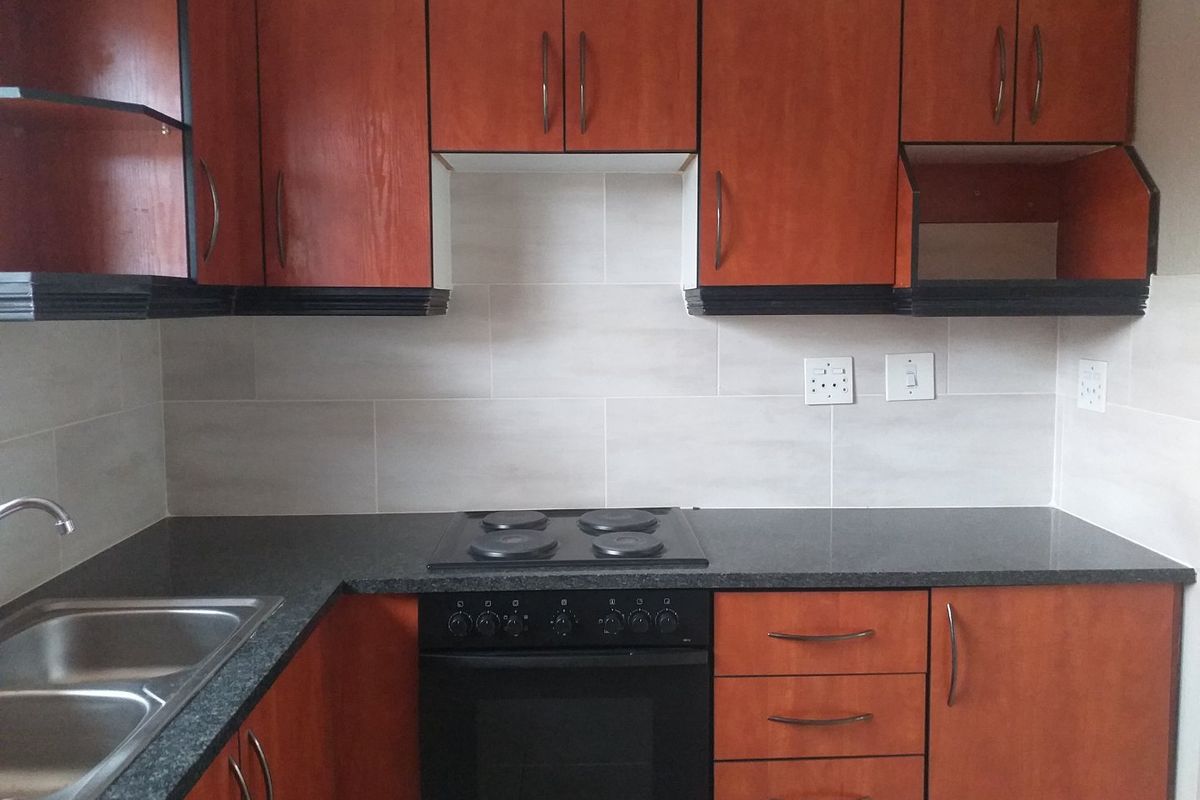 Northwold | 2 Bedroom 1 bathroom | Upstairs Apartment : Available Immediately or 1 July - Photo 2