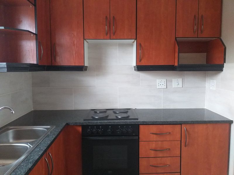 Northwold | 2 Bedroom 1 bathroom | Upstairs Apartment : Available Immediately or 1 July - Photo 2