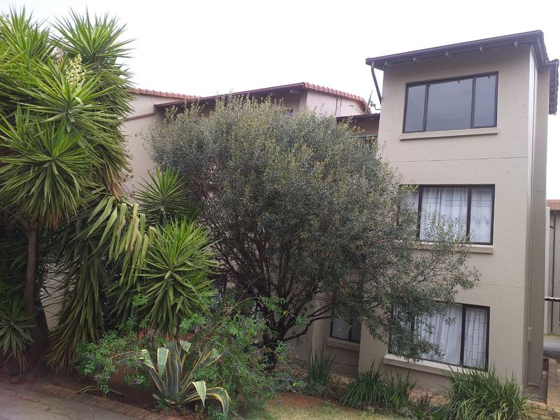 Northwold | 2 Bedroom 1 bathroom | Upstairs Apartment : Available Immediately or 1 July - Photo 1