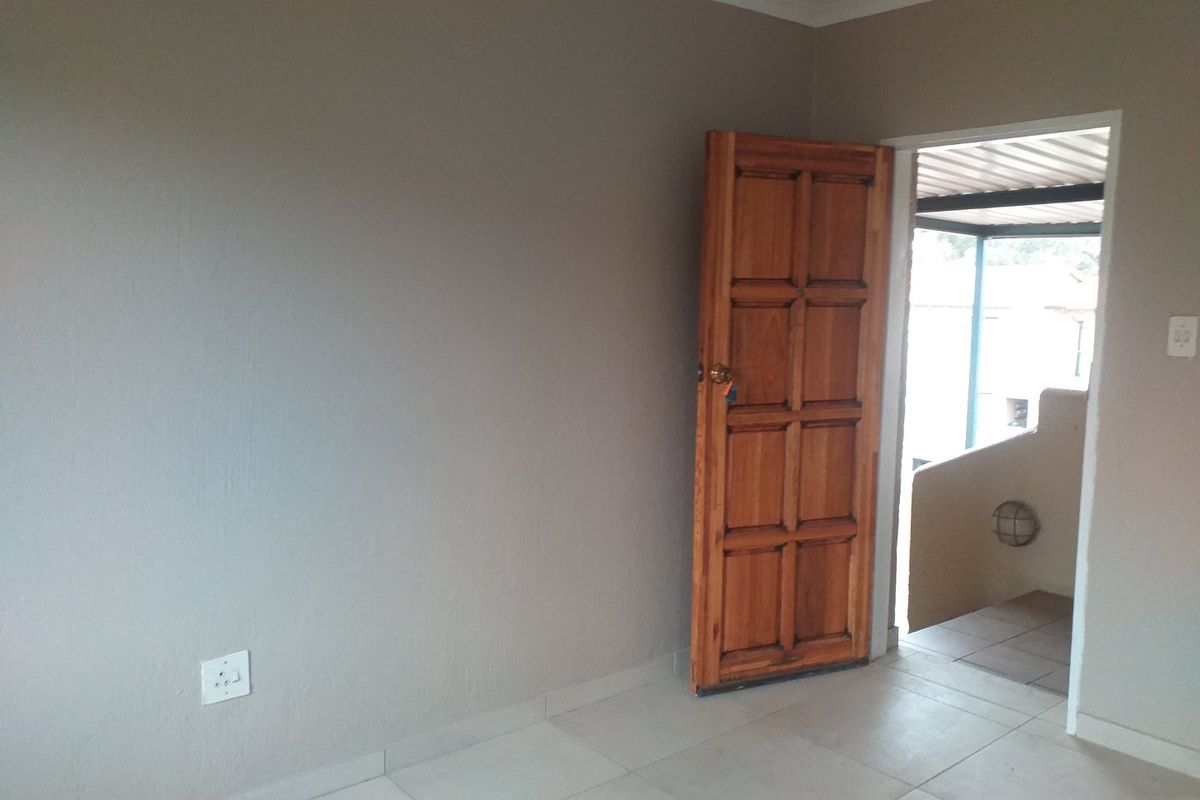Northwold | 2 Bedroom 1 bathroom | Upstairs Apartment : Available Immediately or 1 July - Photo 5