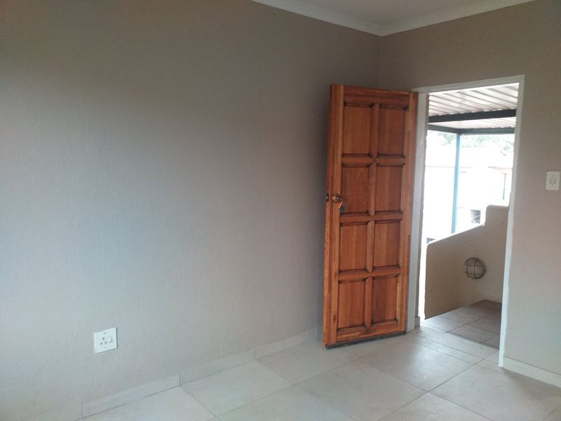 Northwold | 2 Bedroom 1 bathroom | Upstairs Apartment : Available Immediately or 1 July - Photo 5