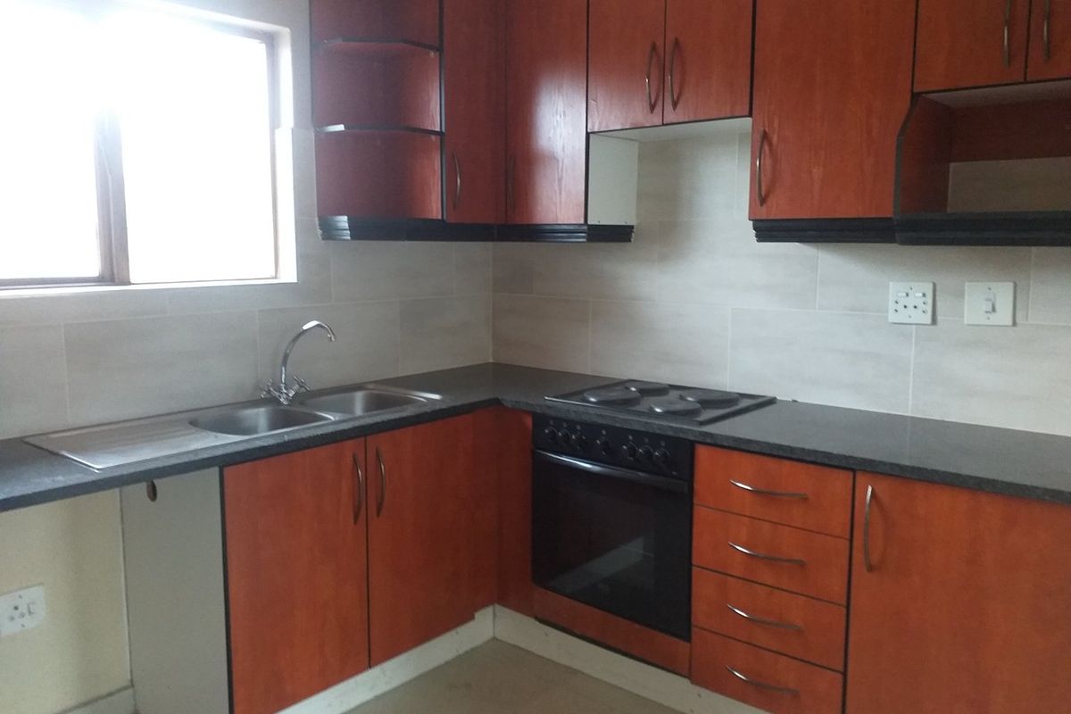 Northwold | 2 Bedroom 1 bathroom | Upstairs Apartment : Available Immediately or 1 July - Photo 3