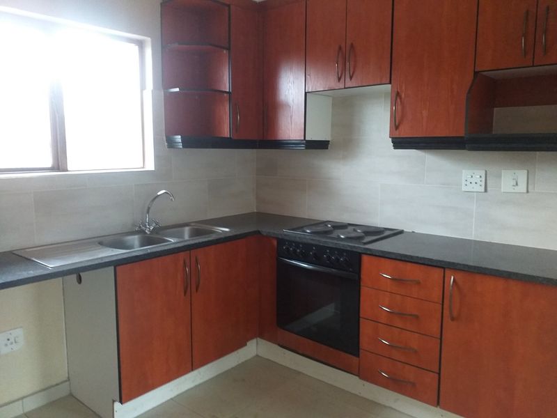 Northwold | 2 Bedroom 1 bathroom | Upstairs Apartment : Available Immediately or 1 July - Photo 3