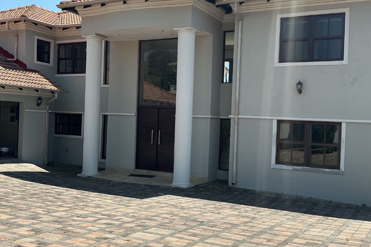 Elegant 5-Bedroom Family Home to Rent in Secure Golf Estate - Photo 3