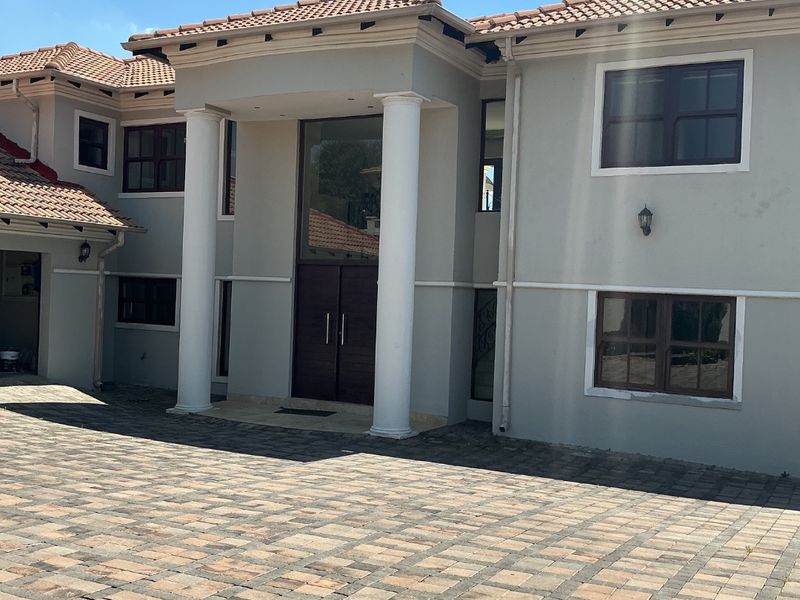 Elegant 5-Bedroom Family Home to Rent in Secure Golf Estate - Photo 3