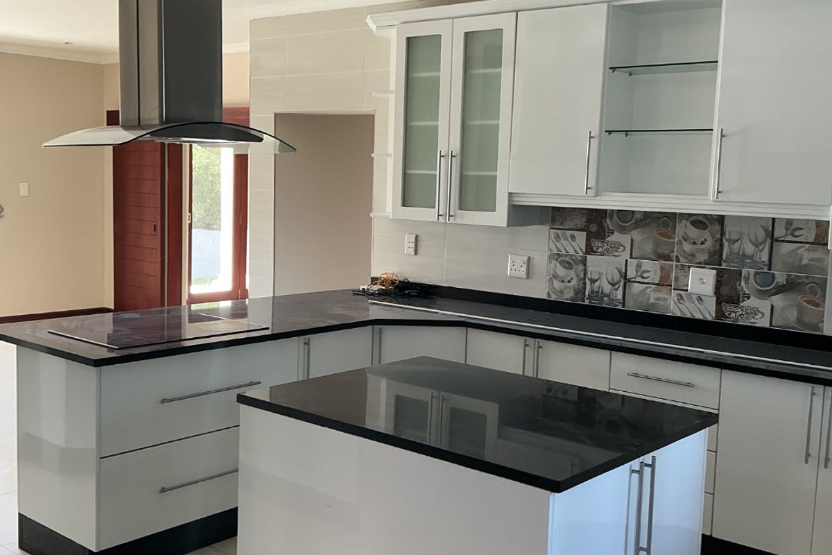 Elegant 5-Bedroom Family Home to Rent in Secure Golf Estate - Photo 5