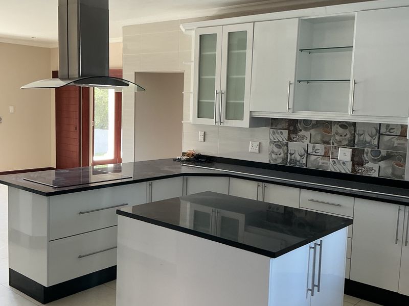 Elegant 5-Bedroom Family Home to Rent in Secure Golf Estate - Photo 5