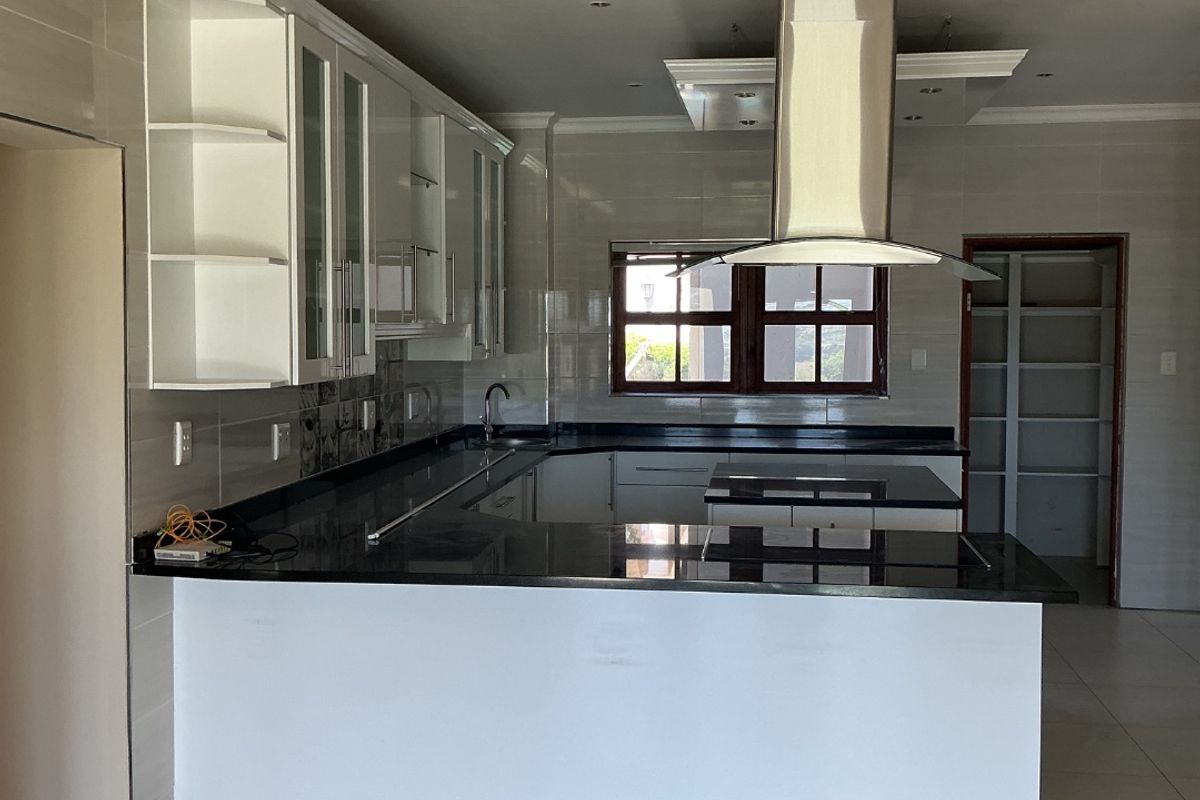 Elegant 5-Bedroom Family Home to Rent in Secure Golf Estate - Photo 4