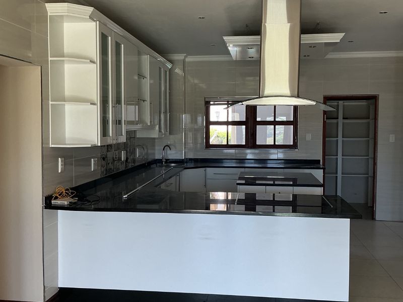 Elegant 5-Bedroom Family Home to Rent in Secure Golf Estate - Photo 4