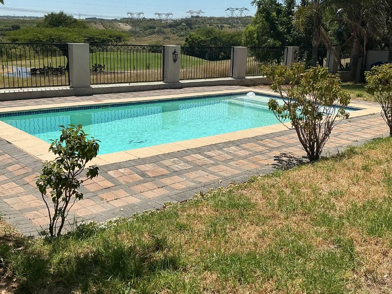 Elegant 5-Bedroom Family Home to Rent in Secure Golf Estate - Photo 10