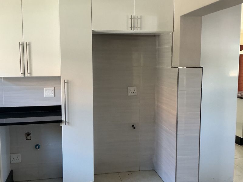 Elegant 5-Bedroom Family Home to Rent in Secure Golf Estate - Photo 9