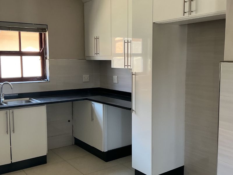 Elegant 5-Bedroom Family Home to Rent in Secure Golf Estate - Photo 8