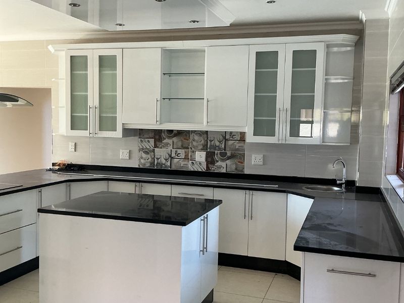 Elegant 5-Bedroom Family Home to Rent in Secure Golf Estate - Photo 7