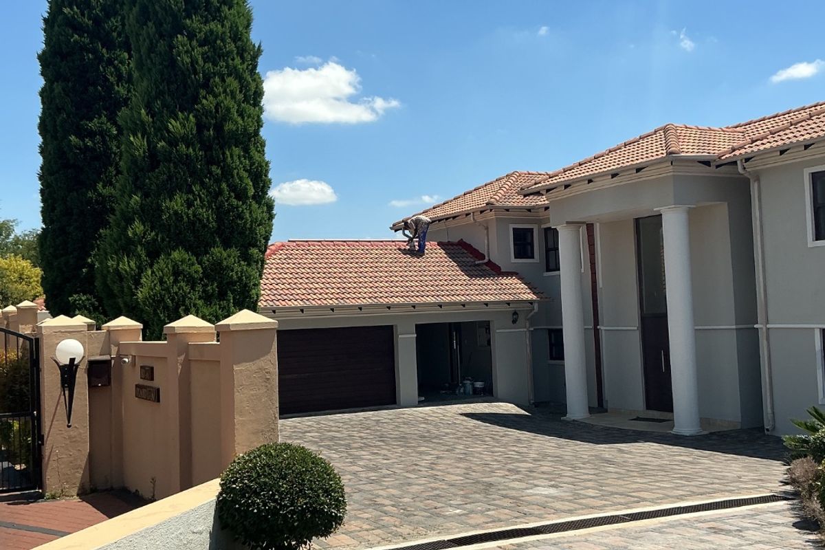 Elegant 5-Bedroom Family Home to Rent in Secure Golf Estate - Photo 2