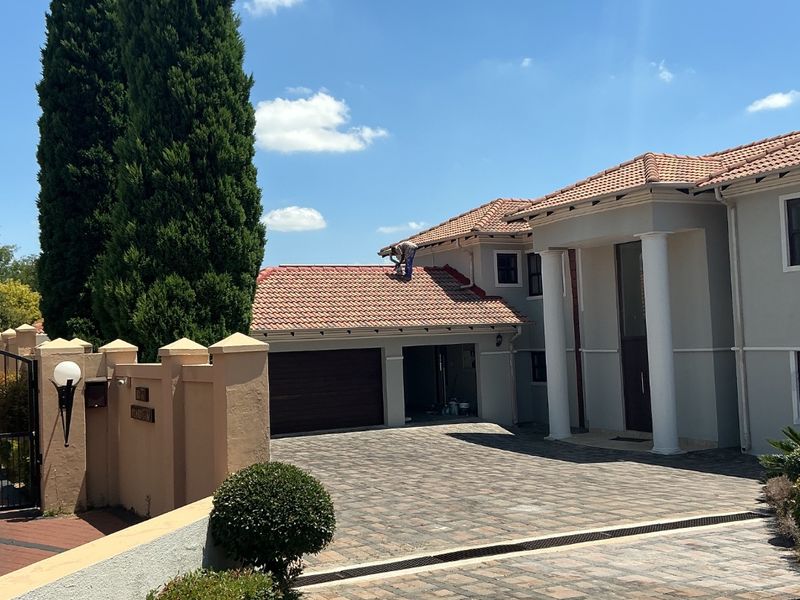 Elegant 5-Bedroom Family Home to Rent in Secure Golf Estate - Photo 2