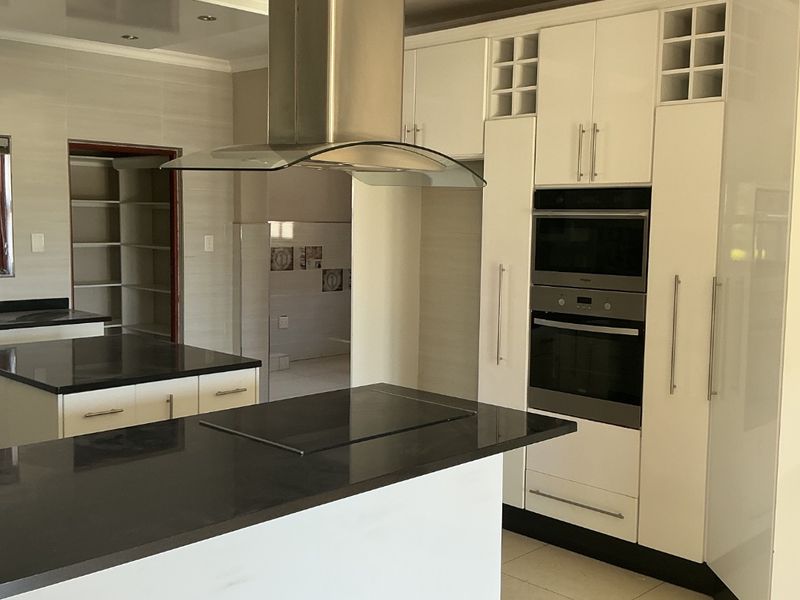 Elegant 5-Bedroom Family Home to Rent in Secure Golf Estate - Photo 6