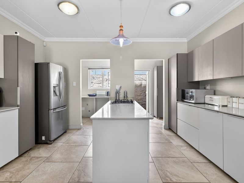 3 bed 2.5 bath house available for sale in Kyalami hills - Photo 3