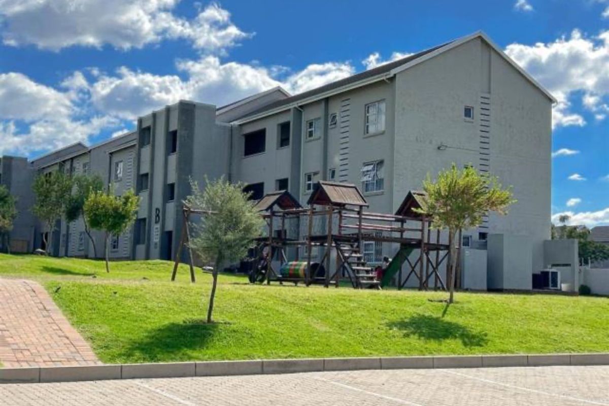 TWO BEDROOMS AND TWO BATHROOMS - Photo 2