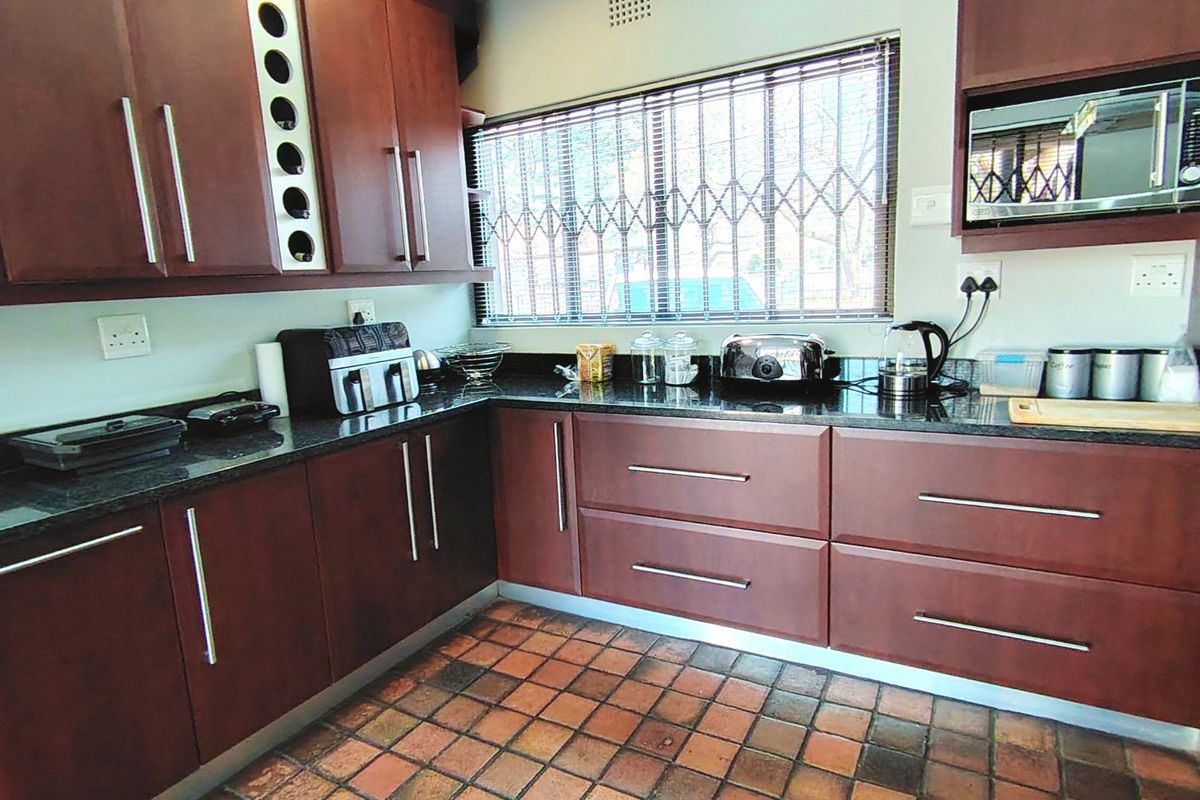 Spacious 3 bed home with 2 flats and a pool. - Photo 3