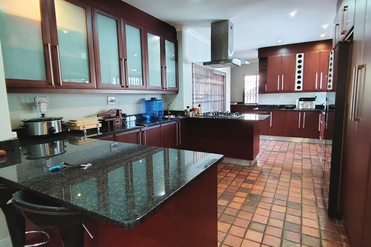 Spacious 3 bed home with 2 flats and a pool. - Photo 5
