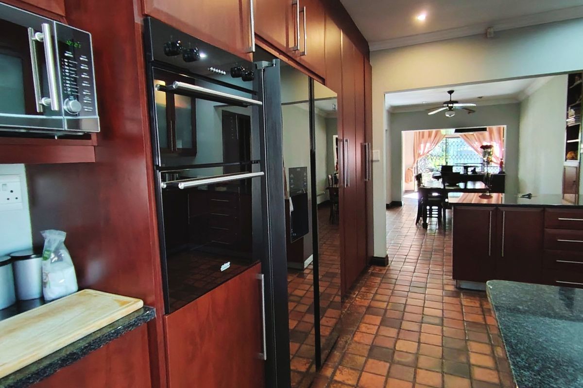 Spacious 3 bed home with 2 flats and a pool. - Photo 4