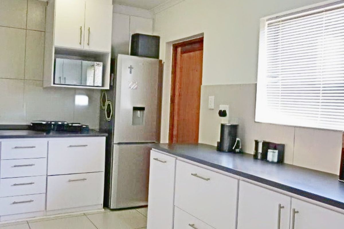 Embrace Country Living in Style – Modern Family Home in Darling - Photo 3